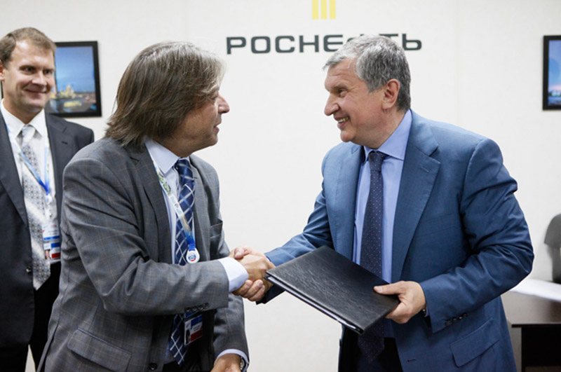 El CEO de GNC Galileo, Osvaldo Del Campo, y el Presidente de Rosneft, Igor Sechin, celebran el acuerdo.