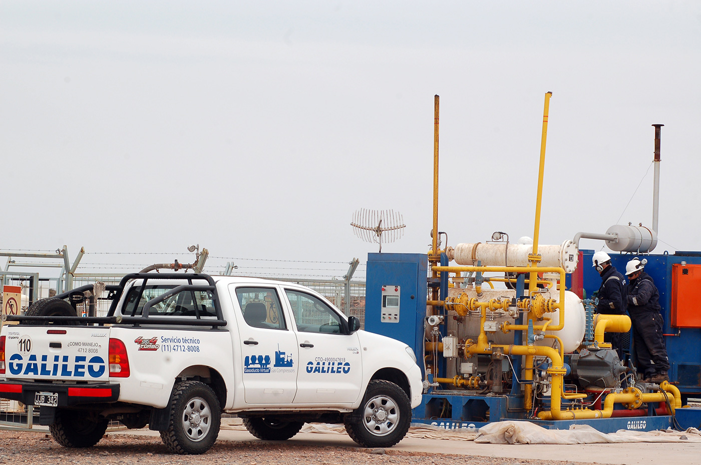 Galileo's Field Services personnel monitoring performance of Galileo Process™ compressors in a mature well operated by YPF (Yacimientos Petroliferos Fiscales) in Loma de la Lata, Argentina.