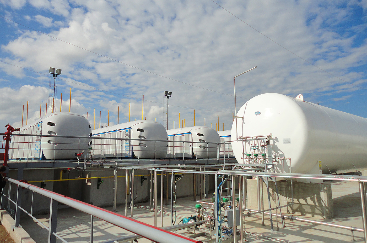 Nano Estaciones Cryobox ™ de Producción de GNL capaces de convertir gas de boca de pozo en 15 toneladas diarias de gas natural licuado (GNL). Son totalmente relocalizables y tienen el mismo tamaño que un contenedor marítimo de 40 pies.
