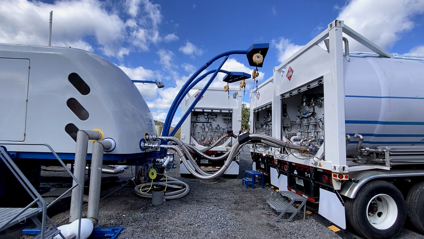 Estação Cryobox para Produção de GNL, conectada a isotanques.